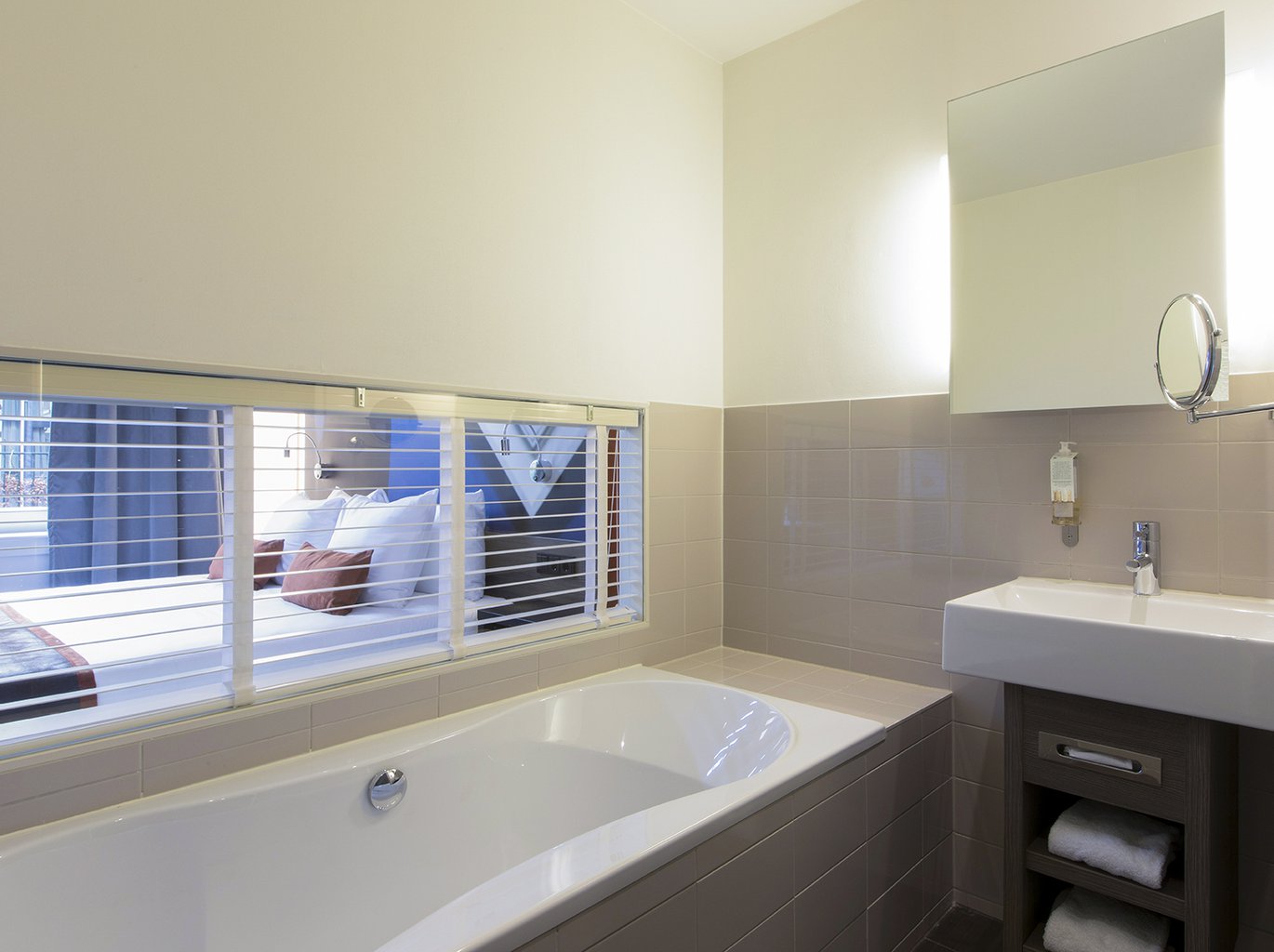 EH - THE MANOR HOTEL AMSTERDAM - BADKAMER - JUNIOR SUITE - 1_WEB.jpg