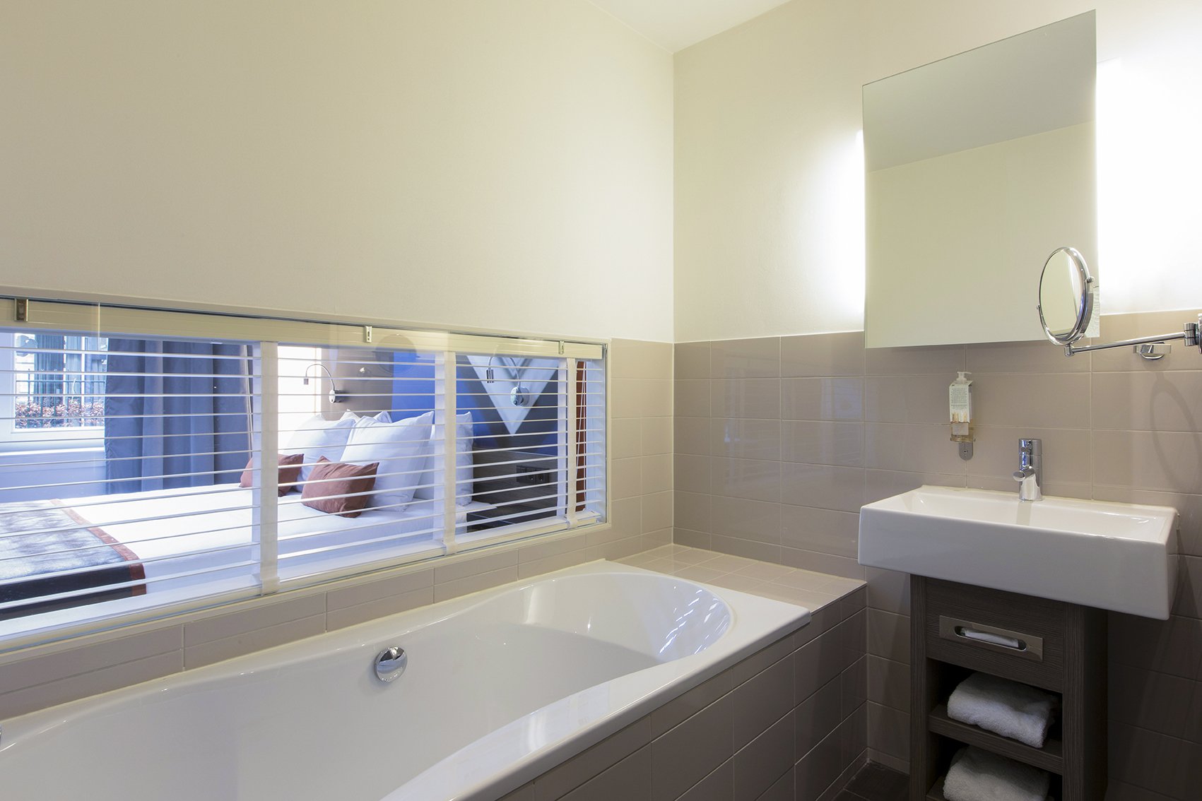 EH - THE MANOR HOTEL AMSTERDAM - BADKAMER - JUNIOR SUITE - 1_WEB.jpg