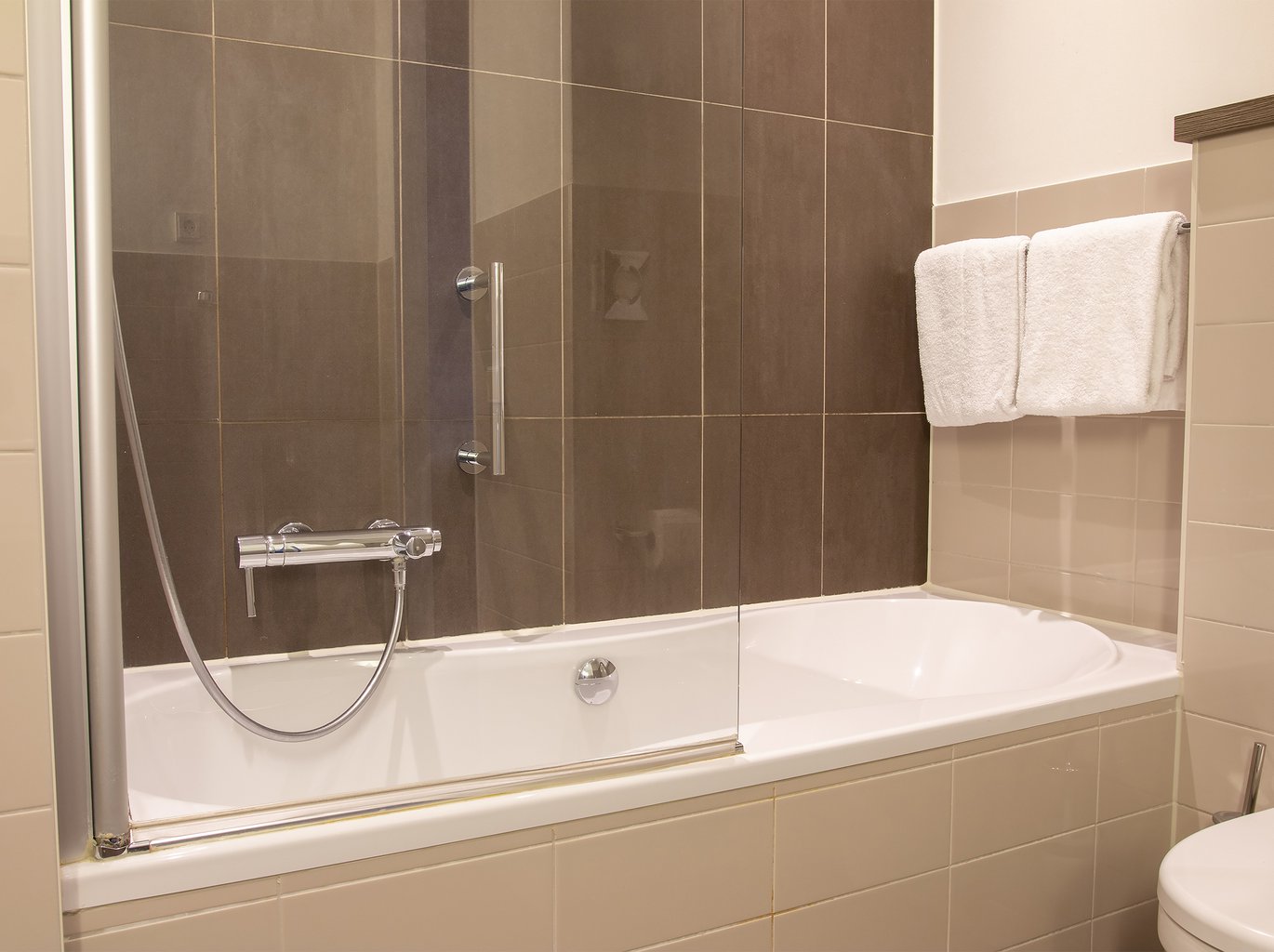 THE MANOR HOTEL AMSTERDAM_DELUXE_TWIN_BATHROOM_001_LR.jpg