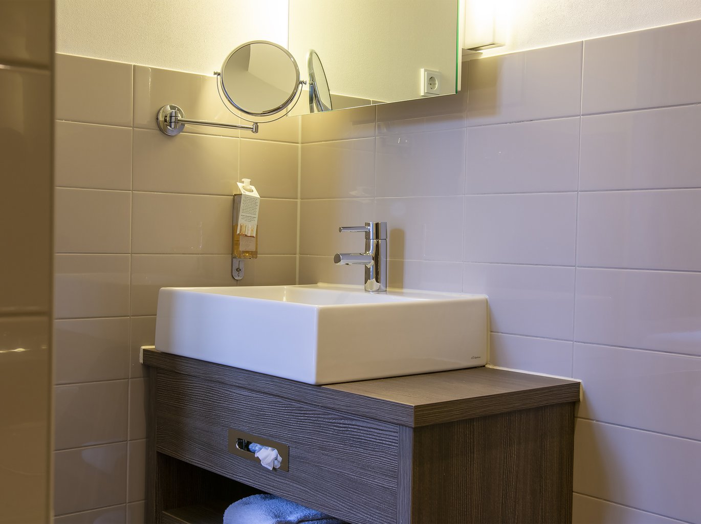 THE MANOR HOTEL AMSTERDAM_DELUXE_TWIN_BATHROOM_002_LR.jpg