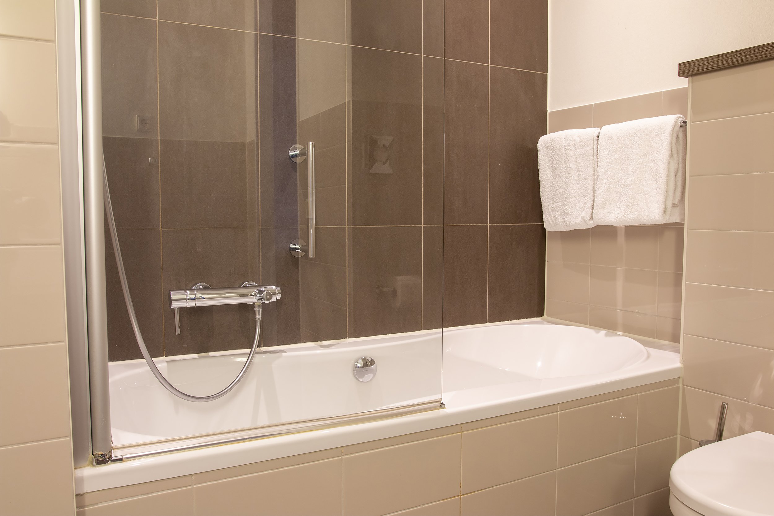 THE MANOR HOTEL AMSTERDAM_DELUXE_TWIN_BATHROOM_001_LR.jpg