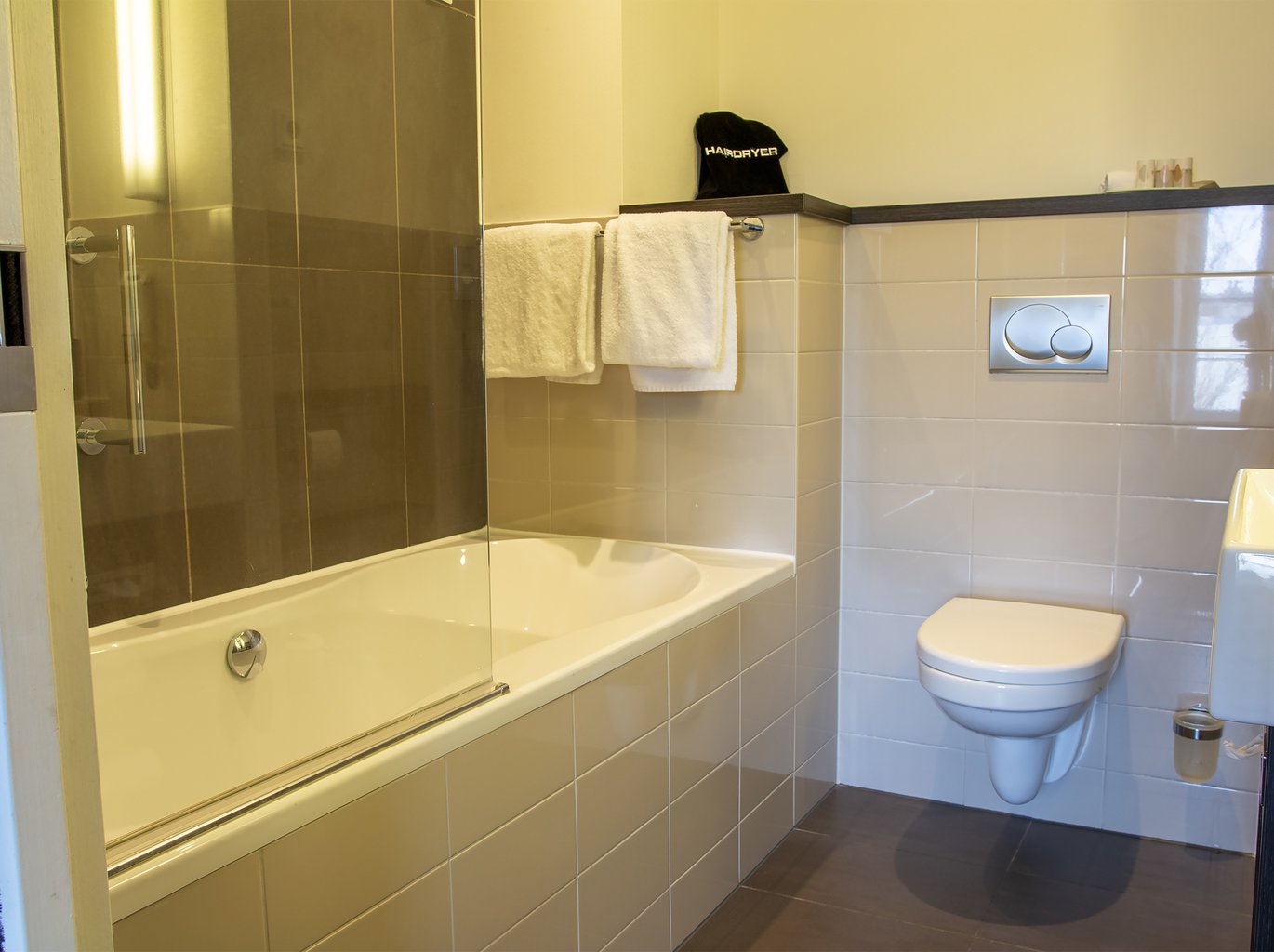 THE MANOR HOTEL AMSTERDAM_JUNIOR_SUITE_BATHROOM_008_LR.jpg