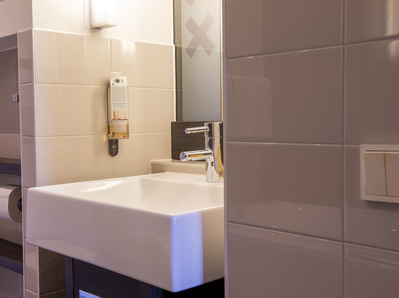 THE MANOR HOTEL AMSTERDAM_JUNIOR_SUITE_BATHROOM_010_LR.jpg
