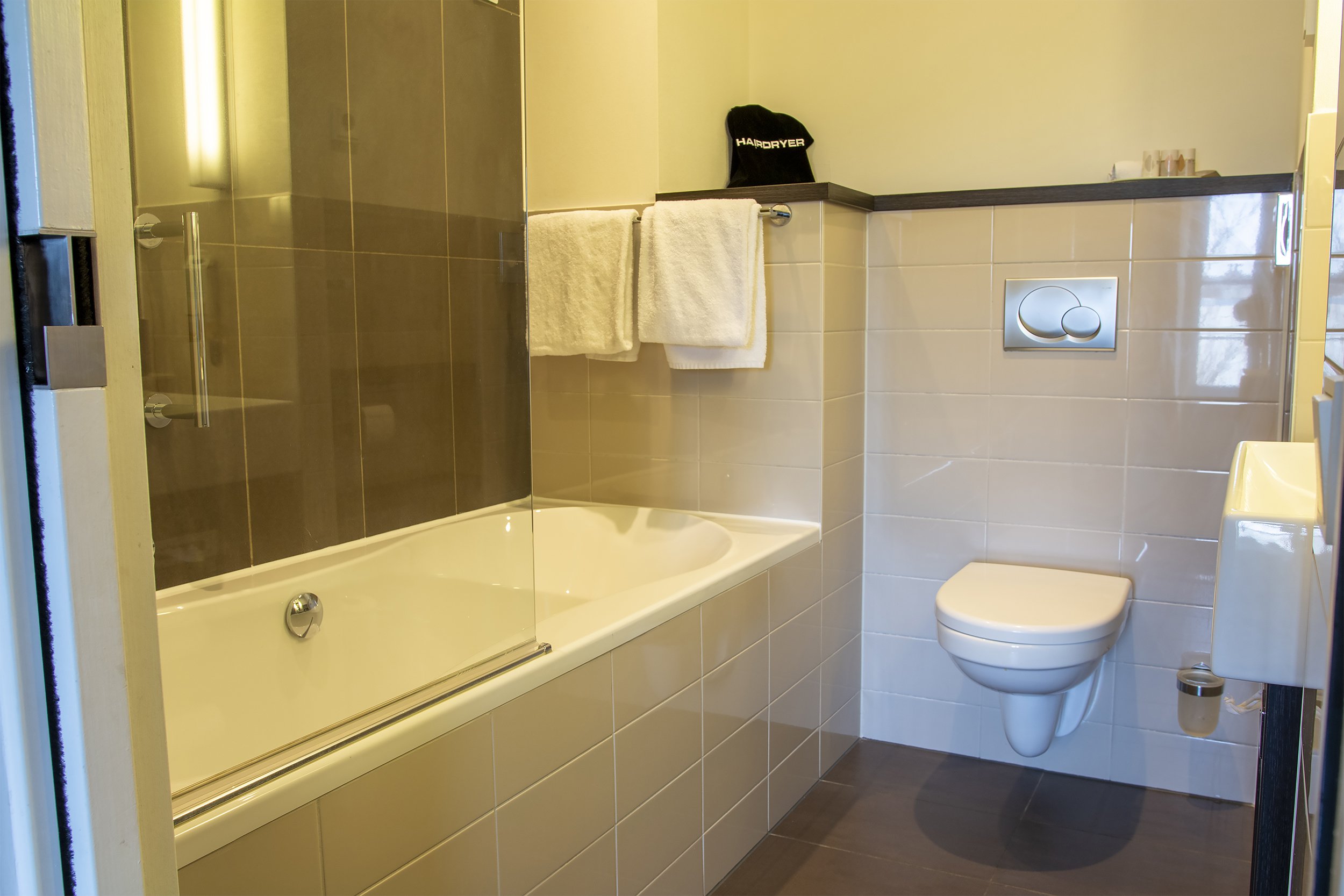 THE MANOR HOTEL AMSTERDAM_JUNIOR_SUITE_BATHROOM_008_LR.jpg