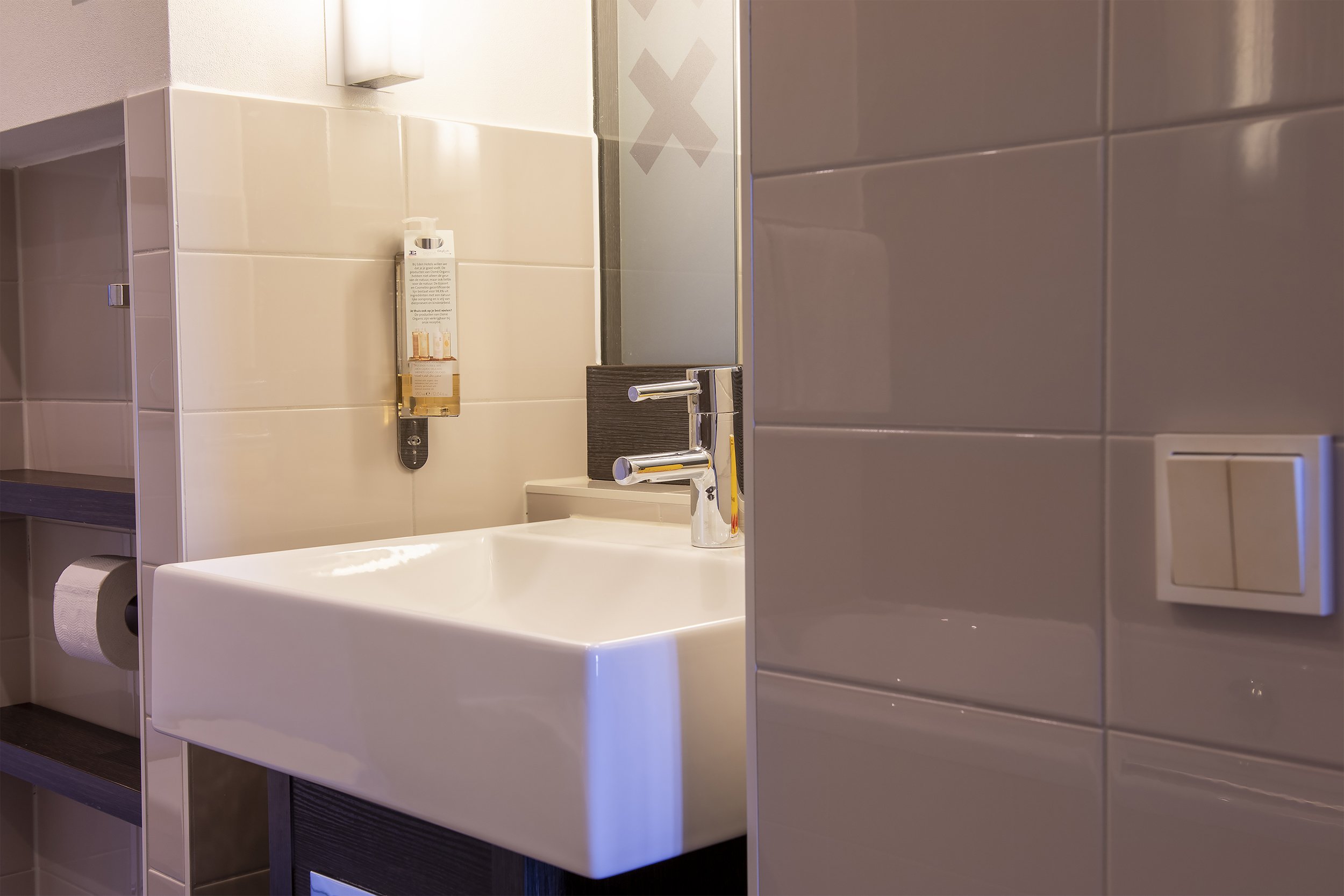 THE MANOR HOTEL AMSTERDAM_JUNIOR_SUITE_BATHROOM_010_LR.jpg